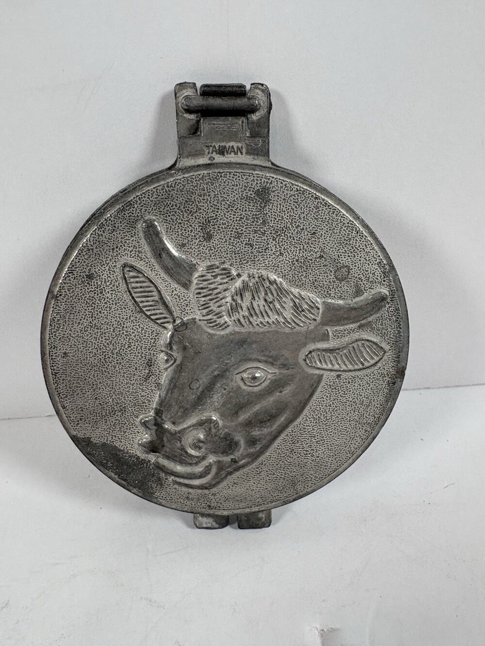 Vintage Bull Head Cast Aluminum Hamburger Meat Patty Press Taiwan 4” Mold